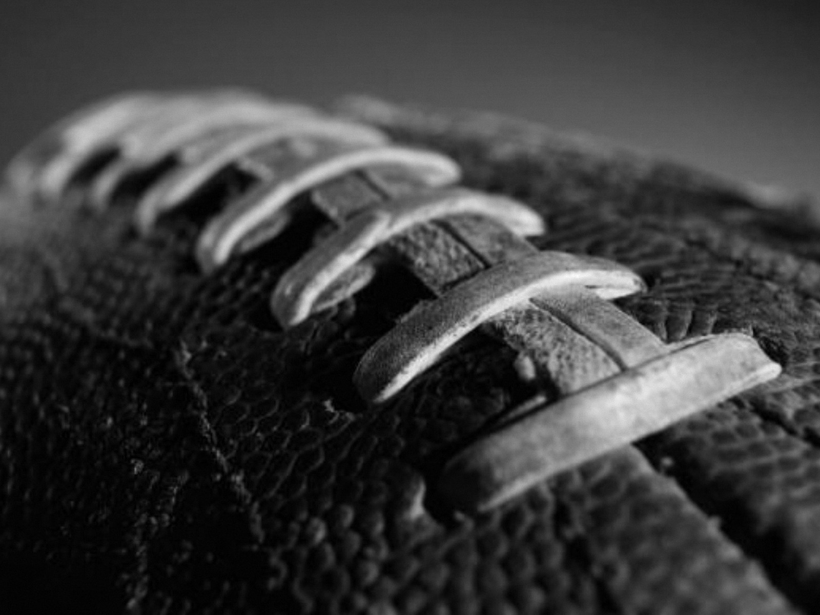 hd-wallpapers-american-football-ball-black-1600x1200-wallpaper
